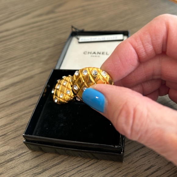 VINTAGE CHANEL GOLD CRYSTAL QUILTED CLIP-ON EARRINGS - Picture 8 of 11